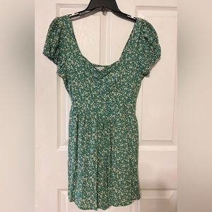 Green floral romper w/side pockets American Eagle Outfitters, size xs, pre-owned